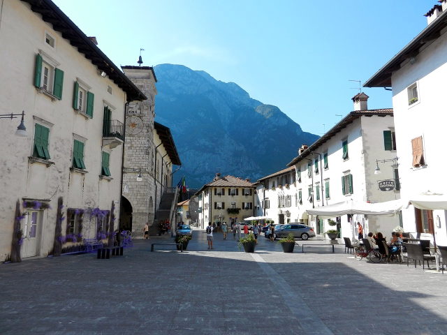Historischer Rathausplatz in Venzone mit Häusern und Bergkulisse