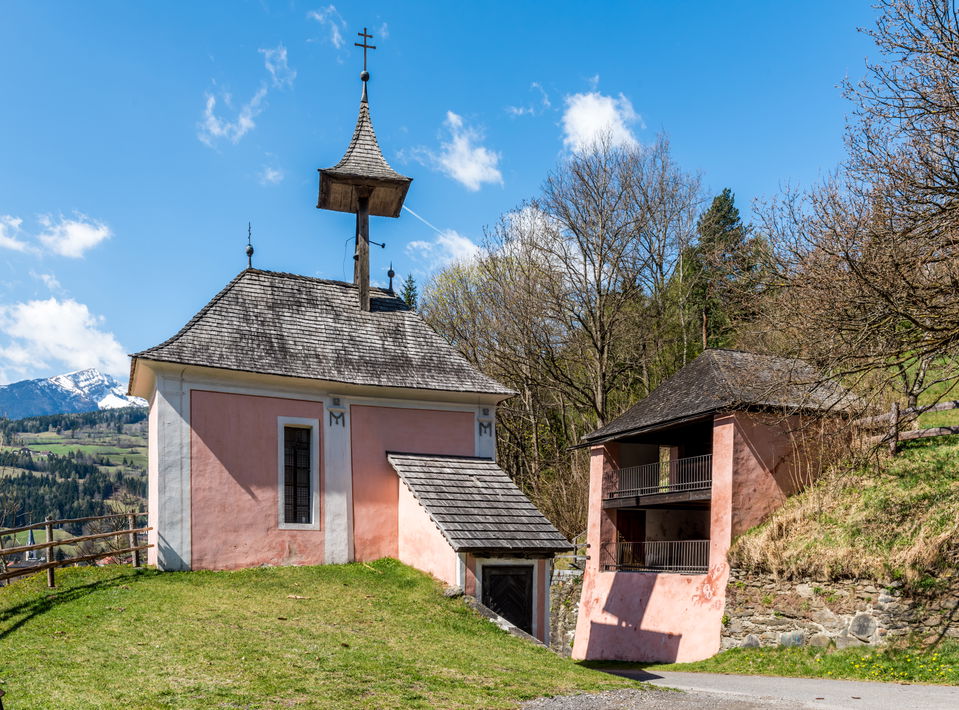 Geteilte Kirche Gmünd – Kreuzbichlkapelle an zwei Straßenseiten