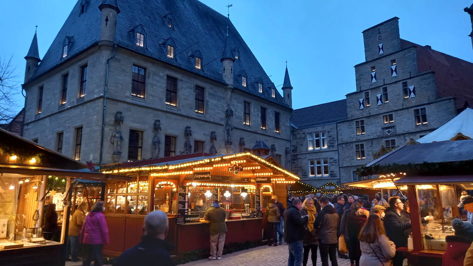 Weihnachtsmarkt vor dem Osnabrücker Rathaus – Veranstaltungsaufnahme von 2021