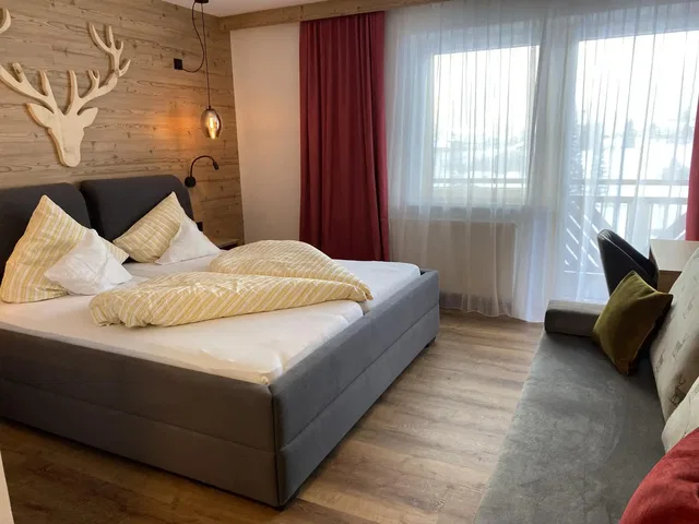 Doppelzimmer Posthansl mit Sitzbereich und Balkon