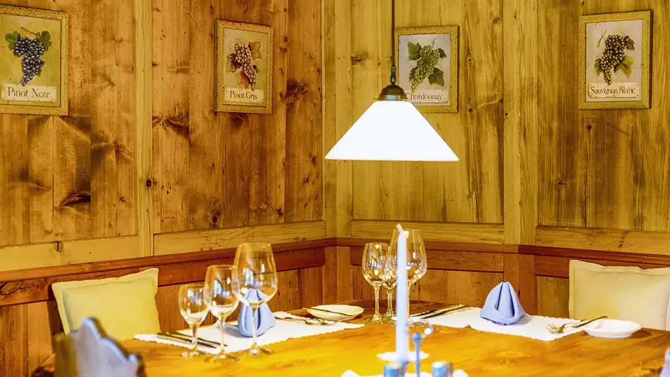Gedeckter Tisch und Holzvertäfelung in der Alten Walserstube