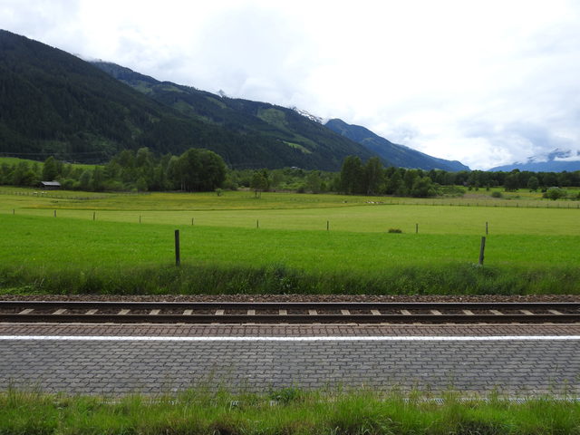 Pirtendorfer Talboden bei Stuhlfelden mit Wiesen und Bahnstrecke