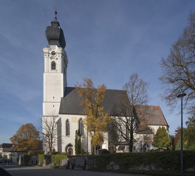 Pfarrkirche St. Georg im Attergau mit weißem Turm und gotischem Dach