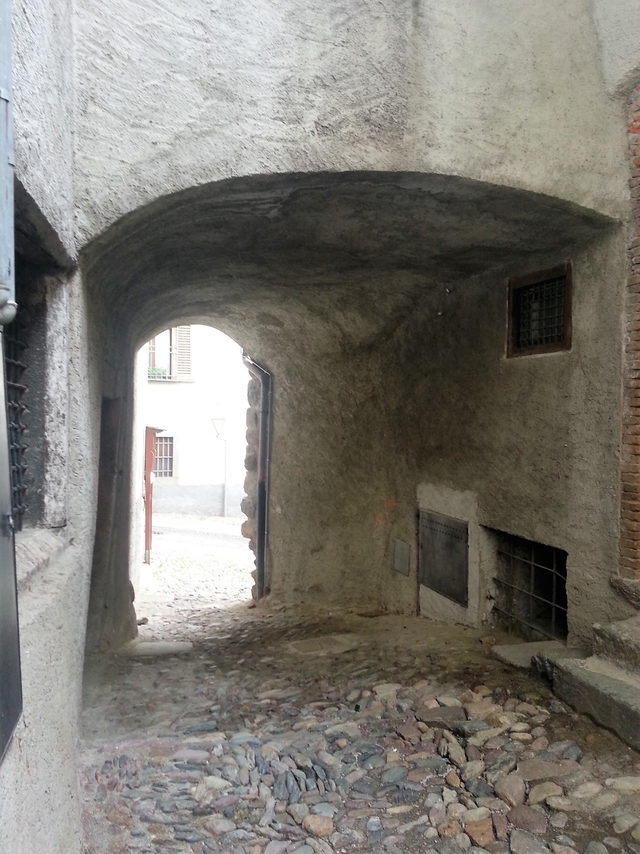 Gewölbte steinerne Gasse im historischen Ortskern von Gromo