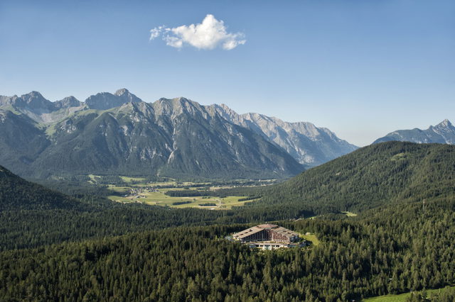 Luftaufnahme des Interalpen-Hotels bei Buchen mit Leutasch und Wettersteingebirge