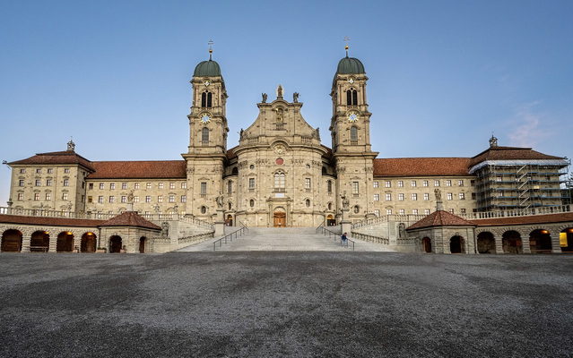 Klosterkirche Einsiedeln mit dem weitläufigen Vorplatz