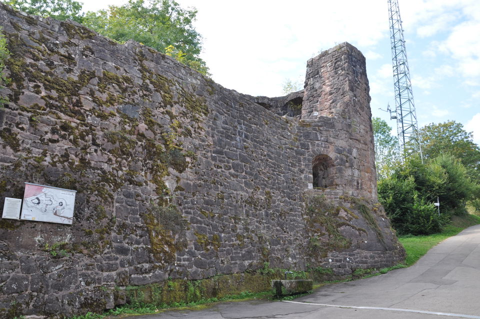 Burgruine Hohenschramberg – Festungsmauern und Talblick