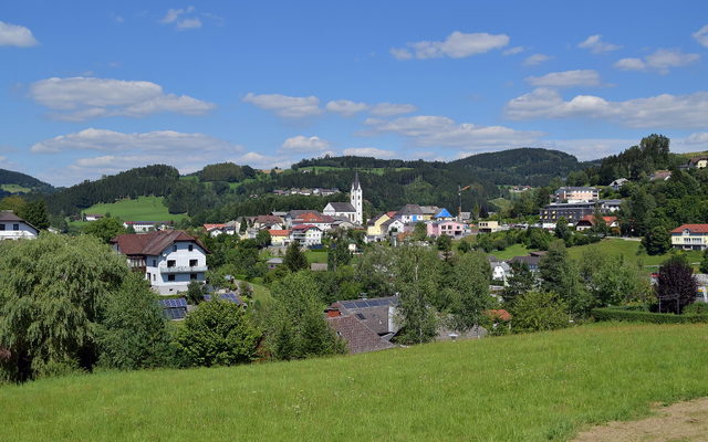 Blick über Unterweißenbach als Ausgangsort des Alm-Granitwegs