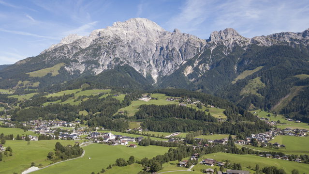 Leogang vor den Leoganger Steinbergen im Sommer