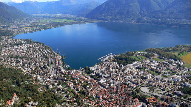 Luftblick auf Locarno mit Altstadt, Hafen und Lago Maggiore