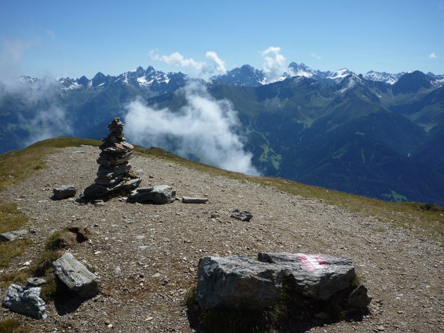 Bergpanorama vom Fisser Joch mit Kaunergrat und Steinmännchen