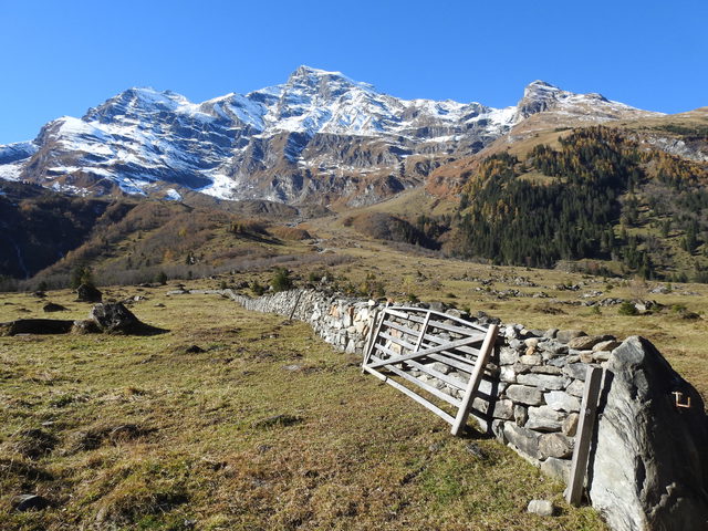 Klaubsteinmauer im Ferleitental vor der Bergkulisse mit Schneeresten