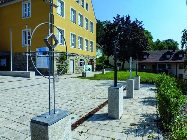 Alte Schule mit Ludwig Gebhard Museum und Skulpturenweg in Tiefenbach