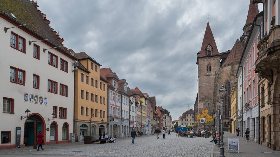 Historische Fassaden und St. Johannis am Martin-Luther-Platz in Ansbach – Ortsaufnahme des Marktbereichs