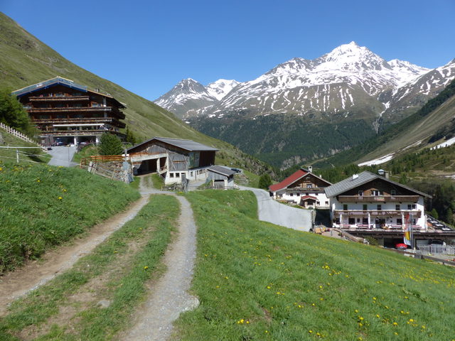Rofenhöfe oberhalb von Vent mit alpiner Umgebung