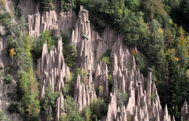 Erdpyramiden mit Decksteinen im Finsterbachgraben bei Lengmoos