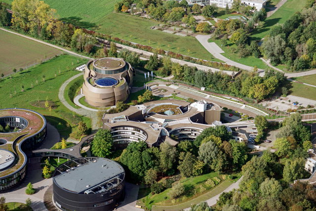 Luftansicht der ESO Supernova und des ESO-Hauptsitzes in Garching