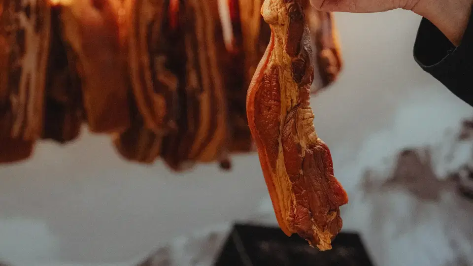 Schinken in der Räucherkammer