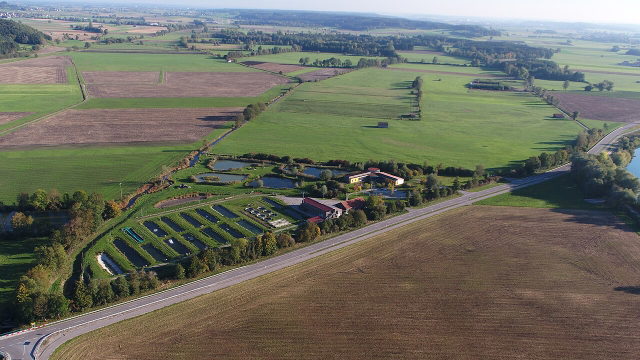 Teiche und Gebäude des Schwäbischen Fischereihofs Salgen in der Wiesenlandschaft