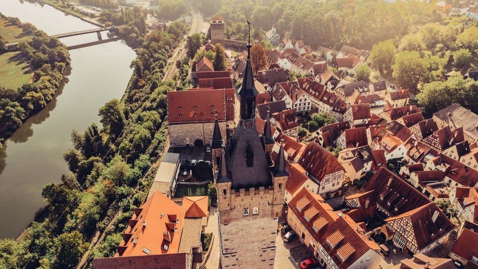 Blick über Bad Wimpfens Altstadt und die Kaiserpfalz zum Neckar.