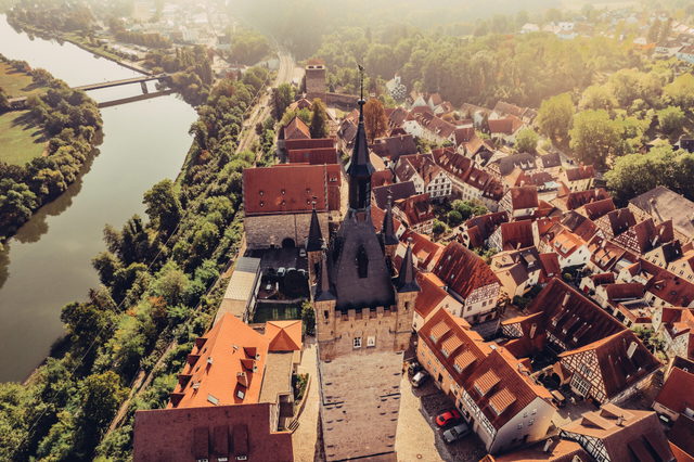 Blick über Bad Wimpfens Altstadt und die Kaiserpfalz zum Neckar.