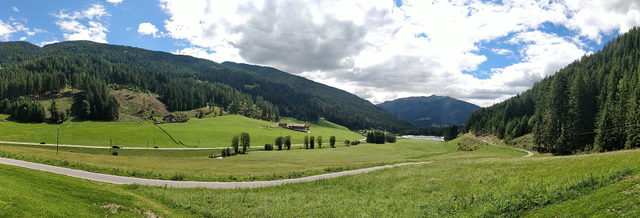 Weite Wiesen und bewaldete Berghänge im Sarntal