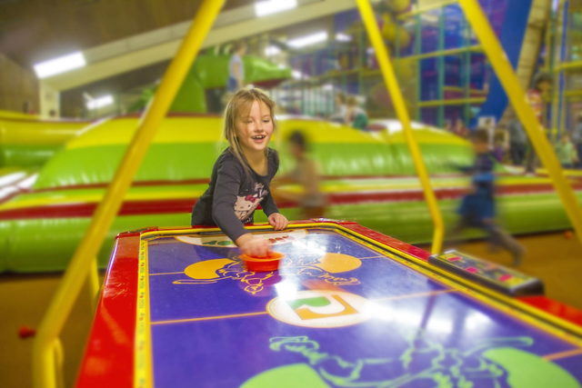 Kind spielt Airhockey