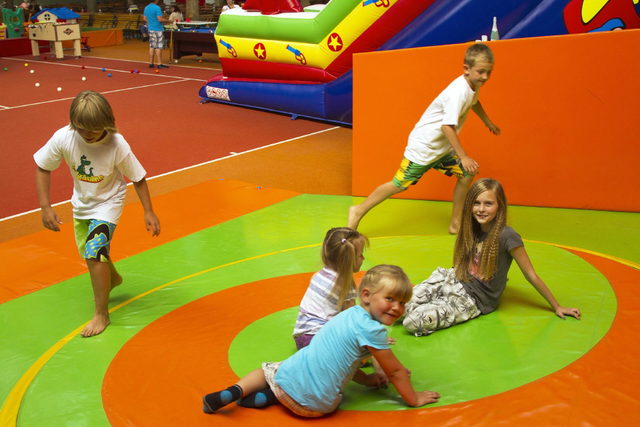 Kinder spielen auf dem Teufelsrad