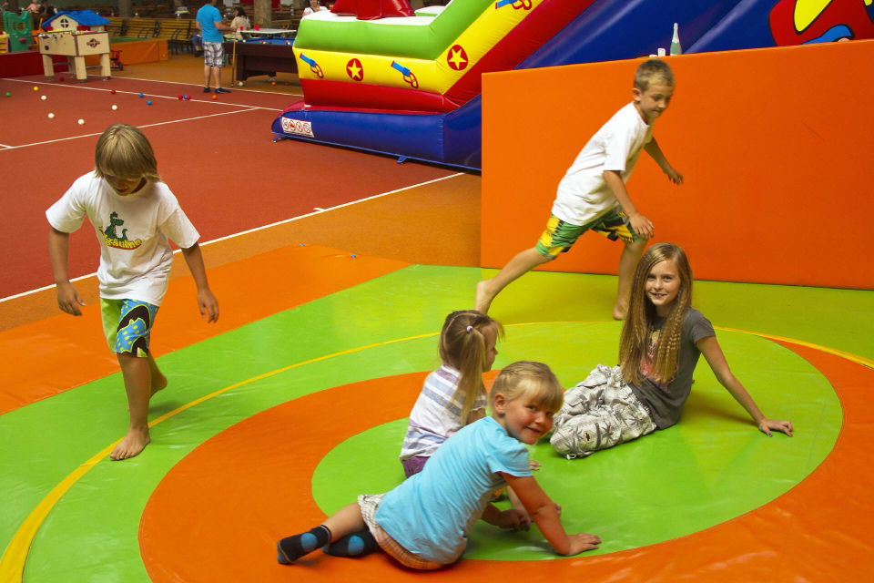 Kinder spielen auf dem Teufelsrad