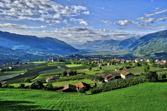 Dorf Tirol bei Sonnenaufgang