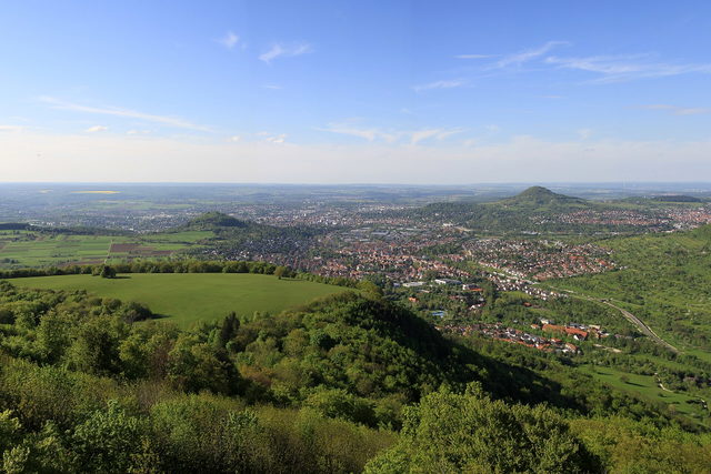 Blick vom Schönbergturm auf Pfullingen und das dahinterliegende Reutlingen