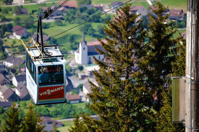 Gondel der Seilbahn Schnifis mit Blick ins Tal