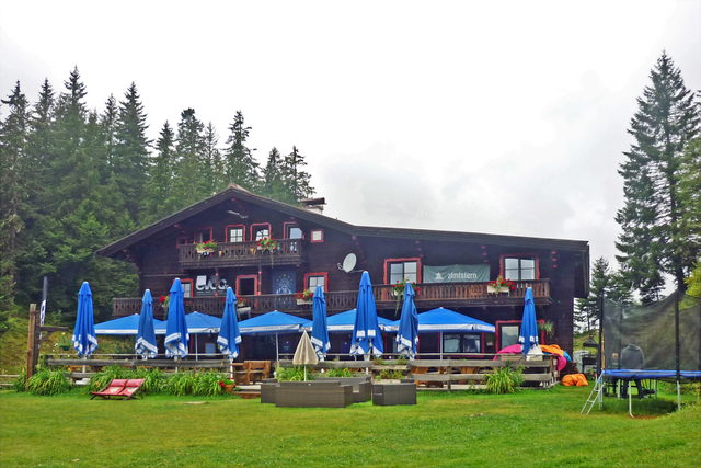 Spielberghaus mit Terrasse und grüner Wiese