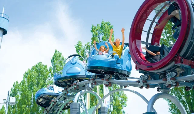 Familie in der GraviTrax-Kugelbahn im Ravensburger Spieleland