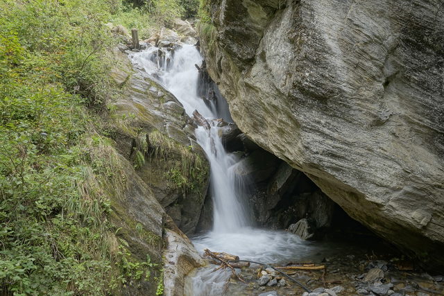 Kleiner Wasserfall in der Barbarossaschlucht bei Mühldorf