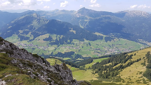 Landschaftsmotiv: Kleinwalsertal mit Mittelberg und bewaldeten Berghängen