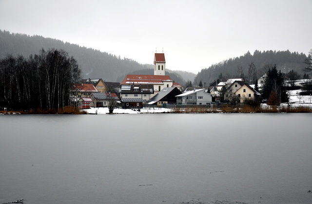 Winterlicher Karsee mit dem Ort Karsee