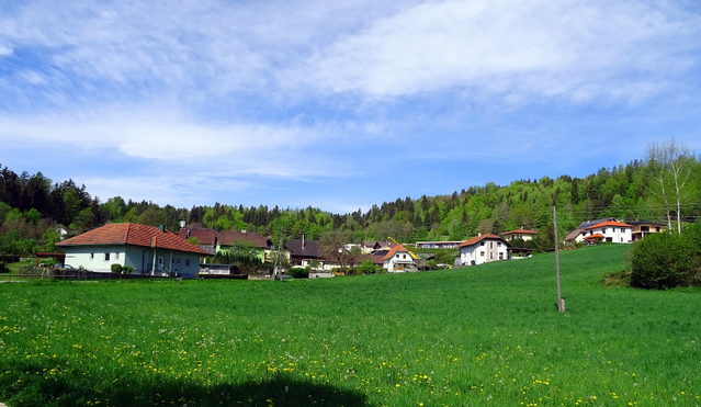 Görtschach bei Krumpendorf mit Wiesen und bewaldeten Höhen