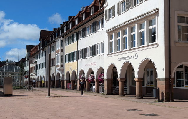Arkaden und Häuser am Marktplatz in Freudenstadt.
