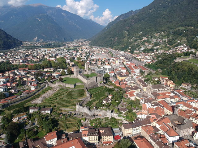 Altstadt Bellinzona und Castelgrande auf seinem Felshügel aus der Luft