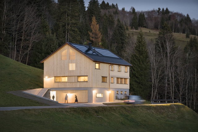 HALWINA Hideaway in Sibratsgfäll, abends beleuchtetes Holzhaus am Hang