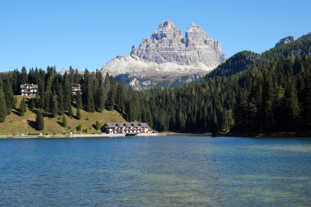 Misurinasee mit Wald, Seeufer und Drei Zinnen im Hintergrund