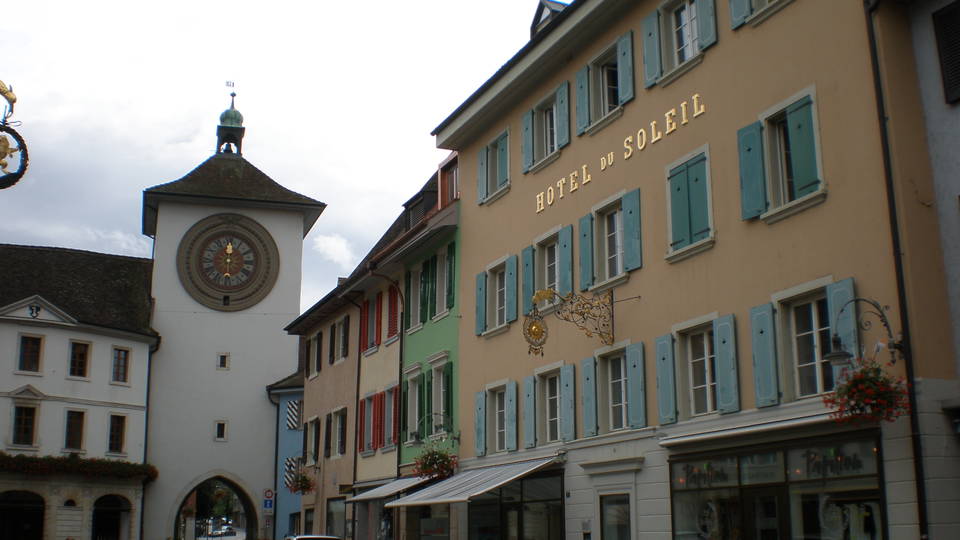 Altstadtgasse von Laufen im Baselbiet mit historischem Torturm