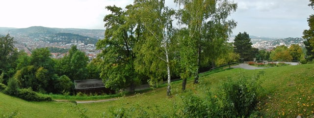 Aussichtsterrasse und Wiese im Weißenburgpark über Stuttgart