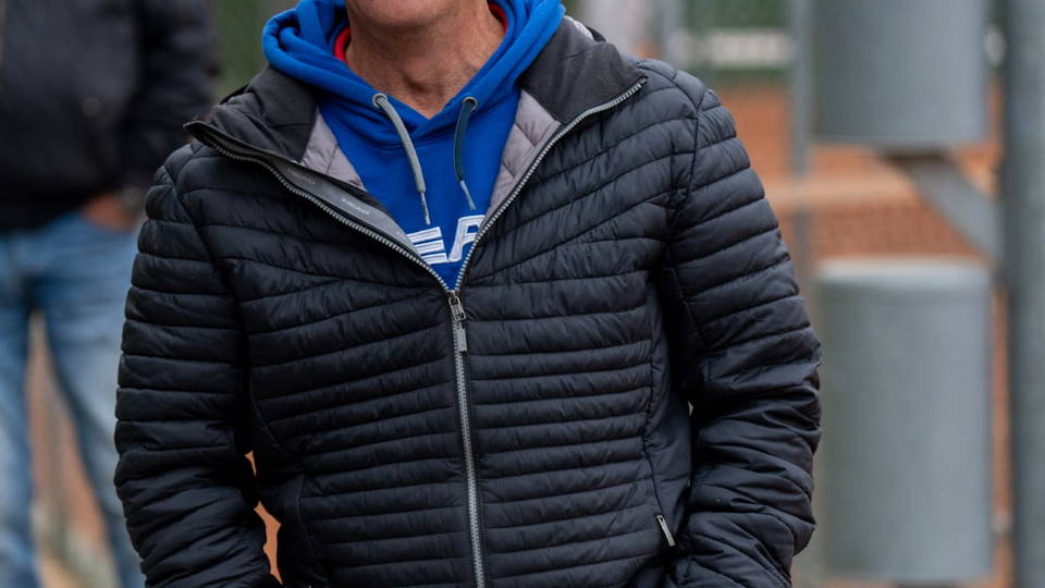 Trainerporträt auf dem Tennisplatz von ACT-Sports