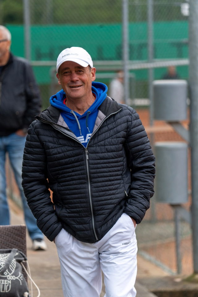 Trainerporträt auf dem Tennisplatz von ACT-Sports