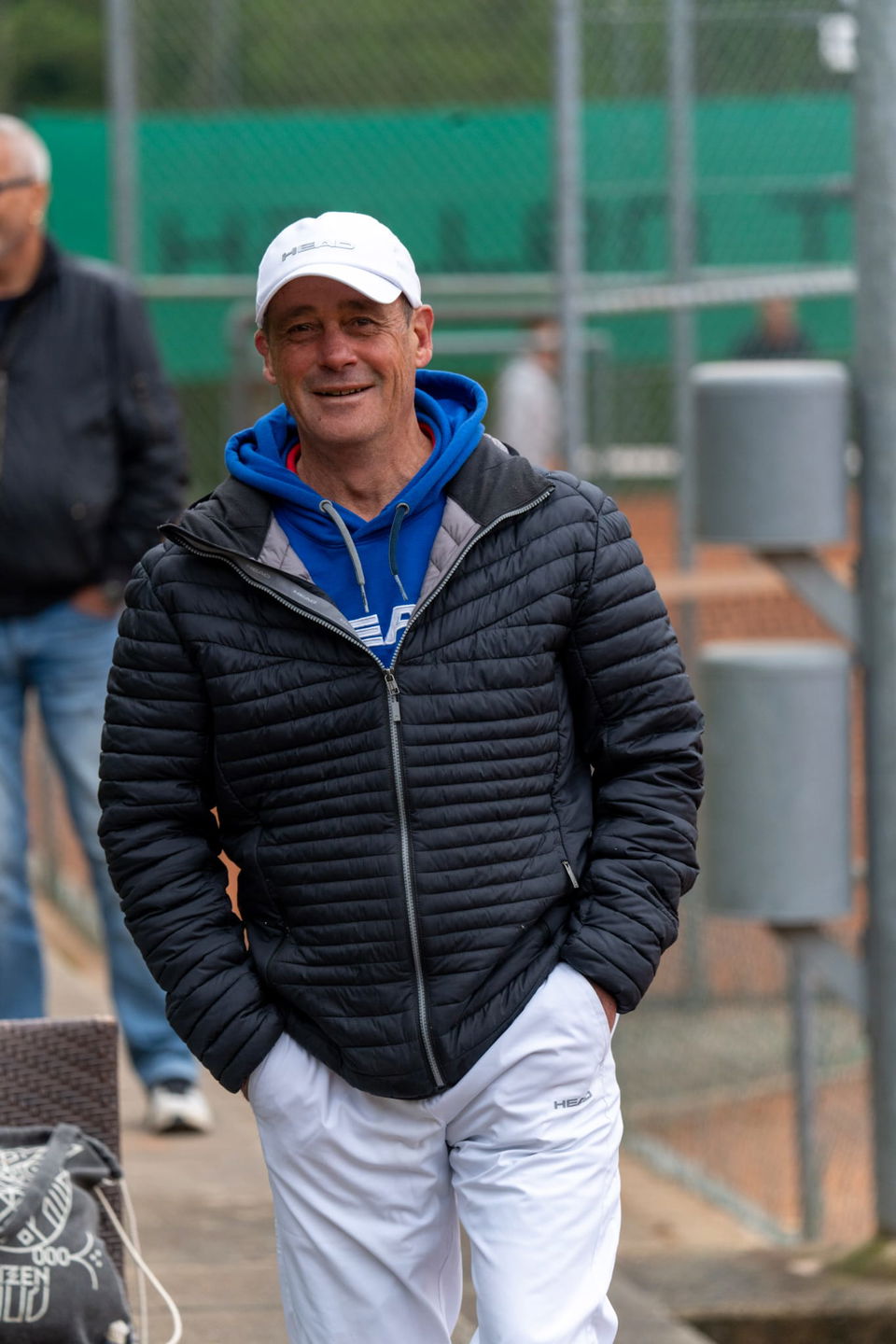 Trainerporträt auf dem Tennisplatz von ACT-Sports