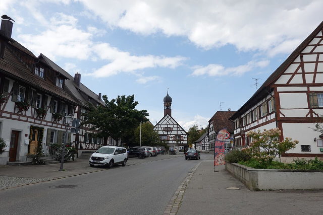 Fachwerkhäuser und Rathaus im Ortskern von Bermatingen