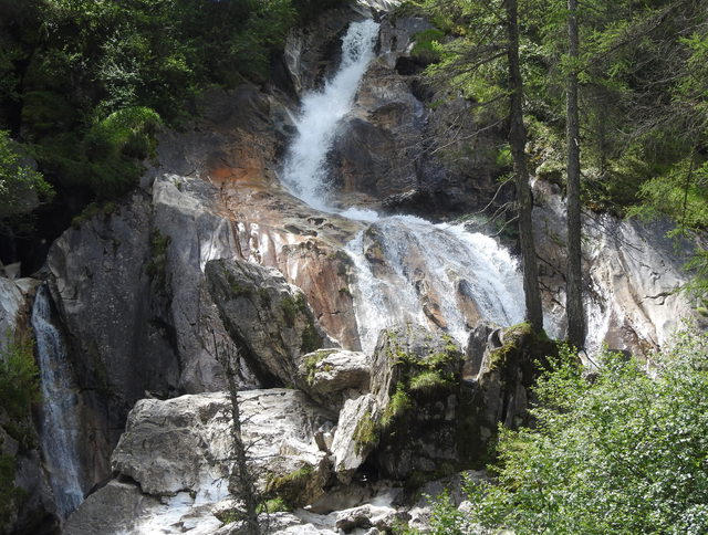 Wasserfall zwischen Felsen und Bäumen bei Hintertux