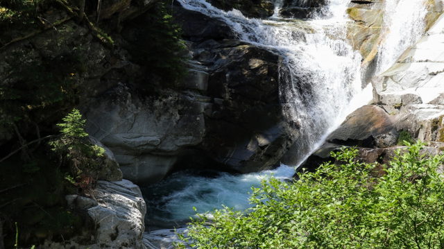 Wasser des Gössbachs stürzt zwischen glatt geschliffenen Felsen hinab.